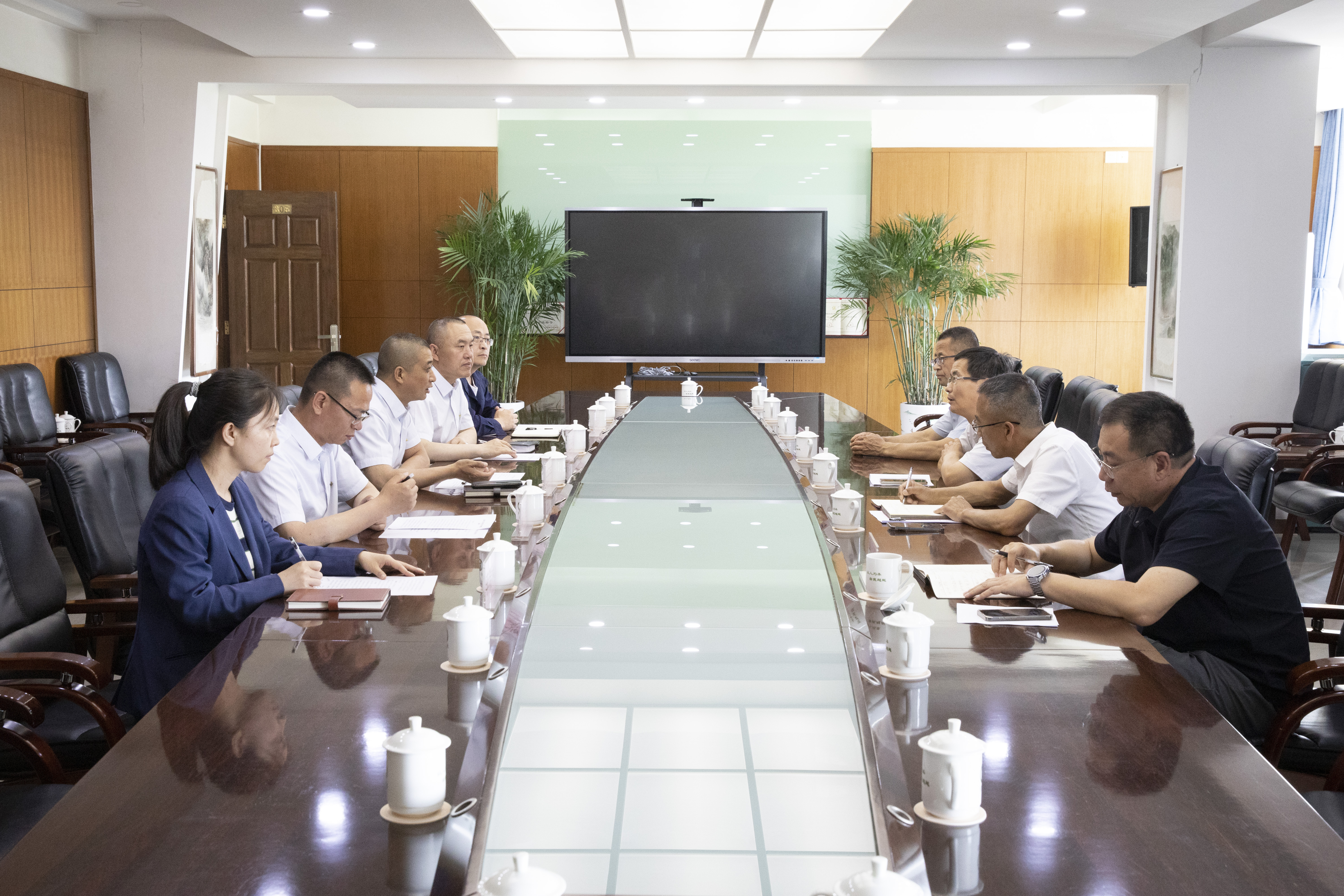 政企同心共谋发展 市工信局领导深入公司精准帮扶调研